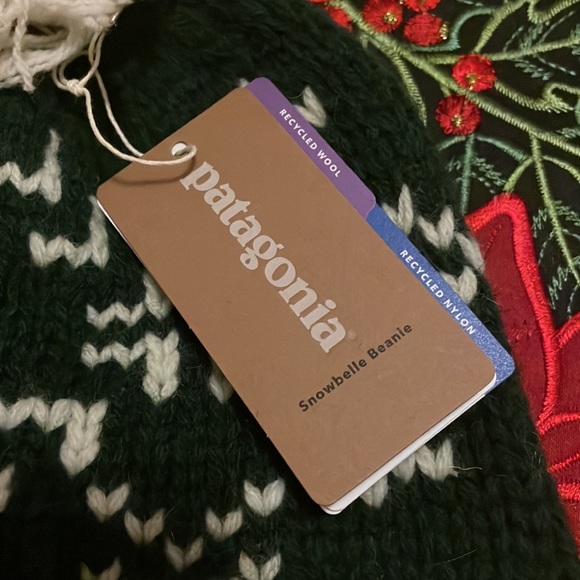 Brand New Patagonia Women's Snowbelle Beanie Wool Pom Hat Evergreen Flakes Green - Picture 7 of 16
